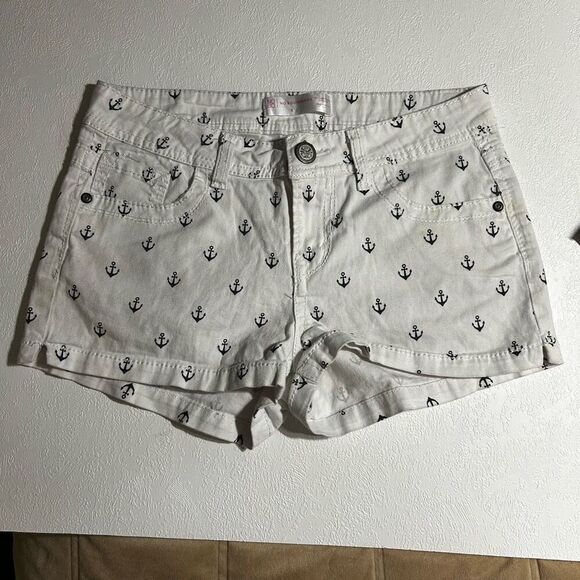 No Boundaries White Anchor Print Shorts | Size 9 - Picture 1 of 6